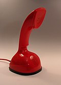 Un Ericofon, téléphone rouge utilisé lors de la deuxième saison.