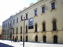 Escuela de Artes y oficios, edificio construido en la segunda mitad del siglo XIX y parte del XX, y se corresponde al claustro del antiguo convento de Santo Domingo, fundado en 1492 por los Reyes Católicos