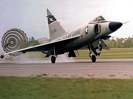 A floridai légi nemzeti gárda F-102-ese ejtőernyős leszállást hajt végre.