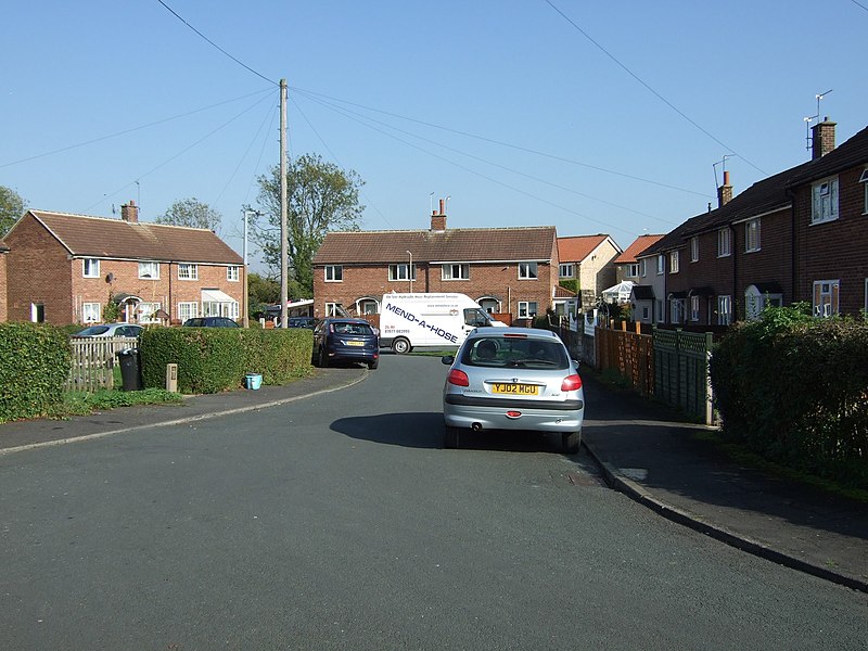 File:Field Drive, Tadcaster - geograph.org.uk - 2649694.jpg