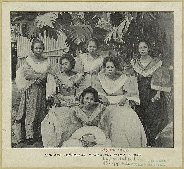 Ilocano women from Santa Catalina, Ilocos Sur, c. 1900