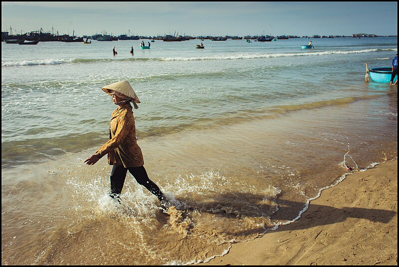 File:Fishing village (14429136897).jpg