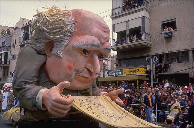 בובת ענק של דוד בן-גוריון במסגרת תהלוכת עדלאידע ב-1998 בחג פורים בתל אביב.