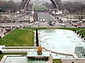 As fontes em frente ao Palais de Chaillot.  Ao fundo a Pont d'Iéna e a base da Torre Eiffel.  Mais longe, o Champ de Mars e a École militaire