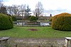 Fontaine et bassin de l'étang à Milton Mount Gardens, Pound Hill, Crawley.JPG