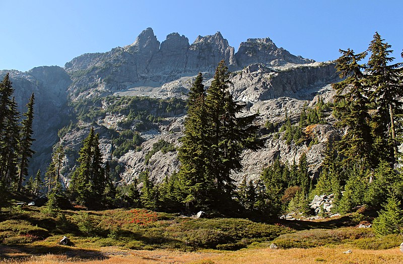 File:Four Brothers along Chikamin Ridge.jpg