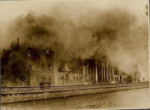 https://upload.wikimedia.org/wikipedia/commons/thumb/d/da/Four_Courts_Conflagration.jpg/512px-Four_Courts_Conflagration.jpg