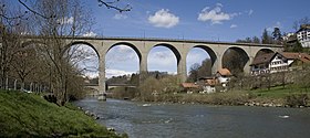 Most Zaehringen z pohledu čtvrti Auge v dolním městě Fribourg.