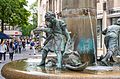 Martinsbrunnen Heinrich Goetschmann (1857-1929) 1902 Name des Kunstwerks nach Goetschmann Martinitreiben im Volksmund Gänsebrunnen. Im zweiten Welkrieg eingeschmolzen 1958 restauriert aus den alten Gipsformen.