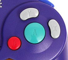 Pulsanti di vari colori e forme di un controller per videogiochi.