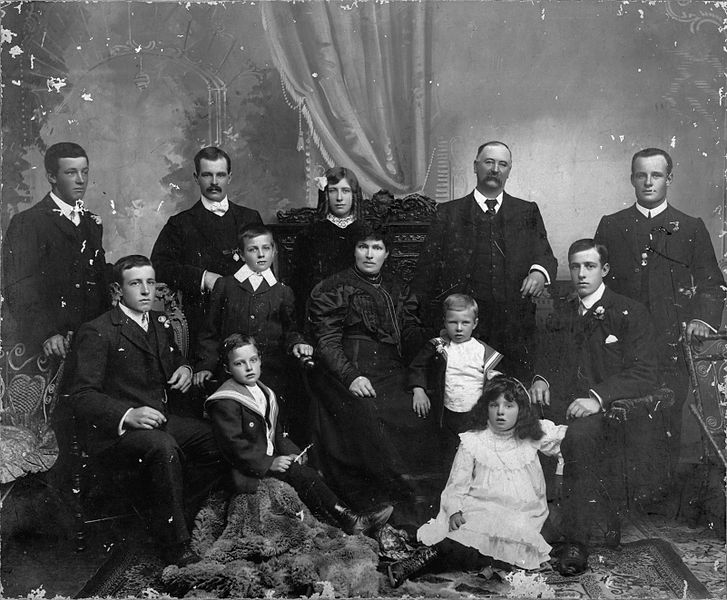 File:Gapes family, ca 1907.jpg