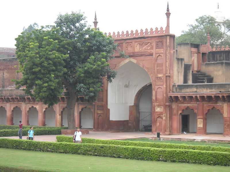 File:Gate to enter Diwan-i-Am.JPG