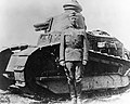 George Patton przed czołgiem Renault FT uzbrojonym w armatę Puteaux SA 18 podczas I wojny światowej (1918)