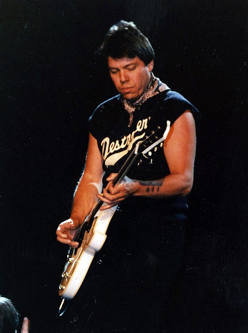 Thorogood performing at William Paterson College in Wayne, New Jersey, in April 1986