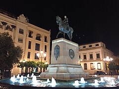 Gonzalo Fernández de Córdoba statue, night.jpg