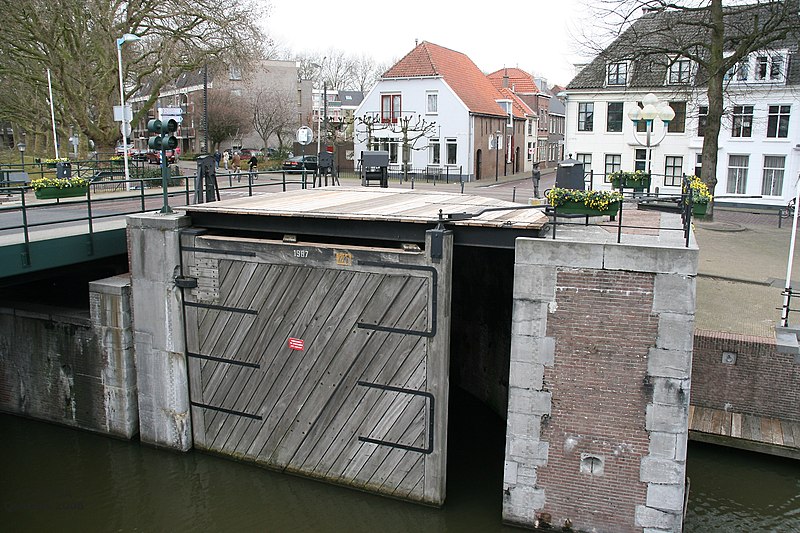 File:Gorinchem - deur van de Korenbrugsluis.jpg