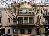 *1902-Casasnovas 52-54 (avui Gran de Gràcia 161-163) Martí (Miquel), constructor de màquines.**Societat Coral "La Unió".*1908-Casasnovas 54. Martí (Miquel), taller de construcció i reparació de maquinària.*1911-Sant Andreu 161. Martí (Miquel), taller de maquinària.*1915-Sant Andreu 161-163. Martí Guardiola (Miquel), taller de màquines.*1921-Sant Andreu 161-163. Genovès (Antònia), brodadora i modista.**Pujol (maria), professora en parts.*1930-Sant Andreu 161-163. Dencàs Puigdellers (Josep), mewtge, principal 2ª.**Pujol de Seda (Maria), llevadora.**Sastreria Grau.*1948-Sant Andreu 161-163. Banco Español de Crédito, sucursal urbana nº 8.**Salvatella Viñals (Josep), metge, principal 1ª.*1961-Sant Andreu 161-163. Banco Español de Crédito, sucursal urbana nº 8.*2010-Gran de Sant Andreu 161-163. Widex, Audiofons.**Perruqueria Estètica.