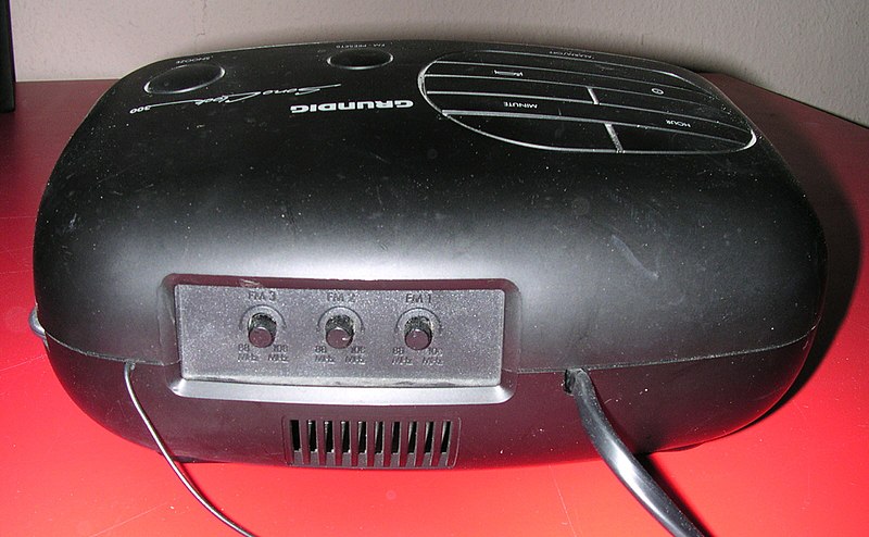 File:Grundig Sonoclock 300 h.jpg