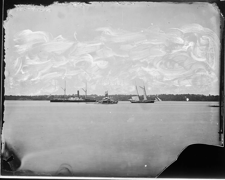 File:Gunboats on James River, Va. 1864-5 - NARA - 524532.jpg