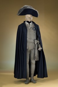 Costume porté en 1792 par le roi Gustave III de Suède au bal masqué au cours duquel il fut assassiné. L’événement inspira l'opéra Un ballo in maschera à Verdi. (définition réelle 3 328 × 4 992)