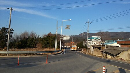 ไฟล์:Gyeongbuk-do Gyeongju-si Naenam-myeon, Poseok-ro starting point.jpg