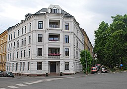 Gyldenløves gate 2, Frogner, nesten ensfarget fasade og brune vinduer. Foto: Helge Høifødt .