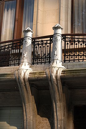 Détail des consoles et piliers du balcon.