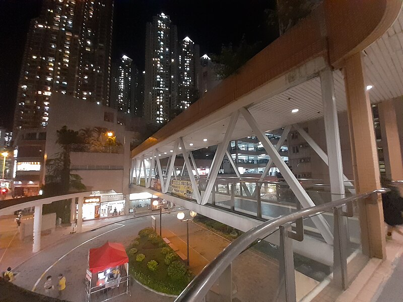 File:HK SKD TSO 將軍澳 Tseung Kwan O 唐俊街 Tong Chun Street 寶盈花園 Bauhinia Garden footbridge view October 2021 SS2 07.jpg