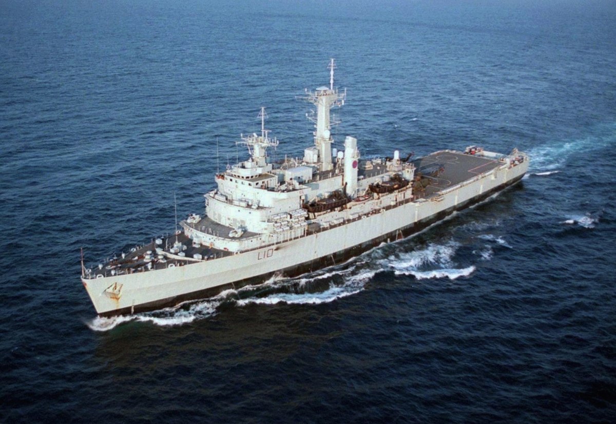 HMS Fearless (scratch 3D 1/350°) par horos 1200px-HMS_Fearless_%28L10%29_off_North_Carolina_1996