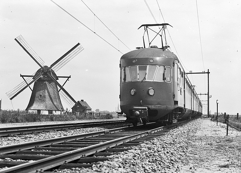 File:HUA-150905-Afbeelding van twee electrische treinstellen mat 1946 van de NS in een landschap met molen ter hoogte van Hazerswoude.jpg