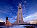 Der Turm von Hallgrímskirkja mit einer Statue von Leifr Eiríksson im Vordergrund (Island)
