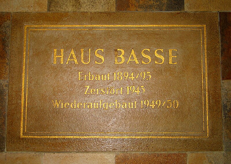 File:Haus Basse, Georgstraße 54 Hannover, Kacheln vor dem Fahrstuhl, erbaut 1894 95 zerstört 1945 wiederaufgebaut 1949 50.jpg