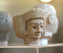 Cabeza de una mujer sumeria, fragmento de una estatua orante, del templo de Shara en Tell Agrab, Museo de Irak.