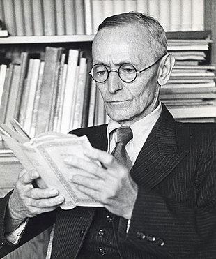 Hermann Hesse nella sua amata biblioteca.