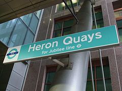 Heron Quays DLR stn jelzések. JPG