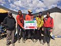 کوهنوردان ایرانی در حال اهدا نشان یوز و توضیحات در مورد این گونه به گروه اسپانیایی