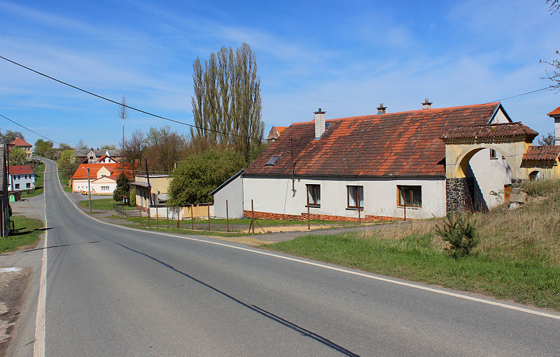 File:Horní Kozolupy, Slavice, road No 202.jpg