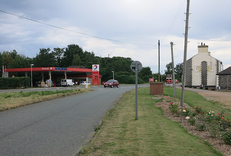 File:Hotel and petrol station - geograph.org.uk - 4062396.jpg