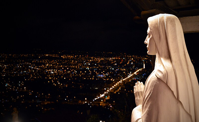 File:Iglesia de Turi en la noche.JPG