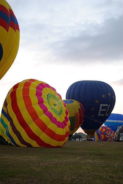 File:Inflating hot air balloons 6.JPG