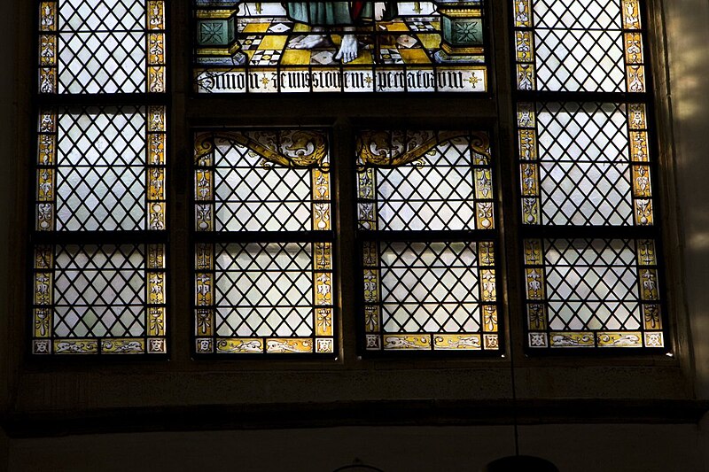 File:Interieur, gebrandschilderde glazen - De Apostelglazen, glas nr. 56, Simon, detail onderste deel - Gouda - 20416632 - RCE.jpg