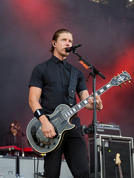 Banks using a black Les Paul Custom guitar in 2015