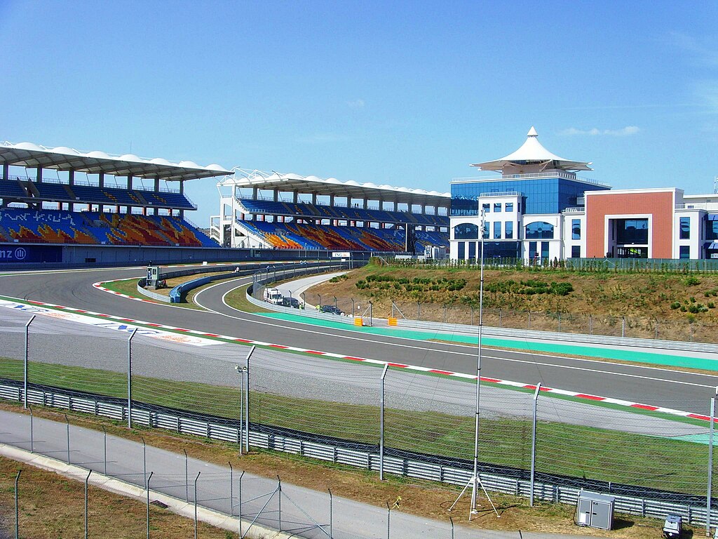 Istanbul park turn 1 and pit lane exit