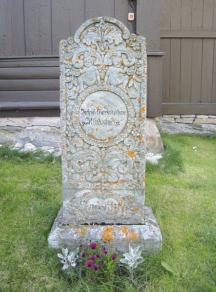 File:Jakob Klukstads grav ved Lesja kirke.jpg