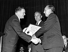 Webb (maldekstre), Von Braun(centre) kaj Debus (dekstre), oktobro 1964