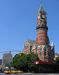 De kruising van 6th Avenue - West 10th Street, uitzicht op de klokkentoren van het gebouw