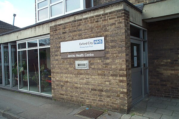 GPs in the United Kingdom may operate in community health centres.