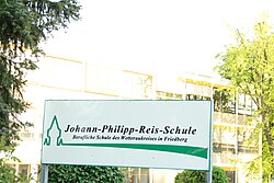 Schild vor dem Eingang der Johann-Philipp-Reis-Schule in Friedberg (Hessen)