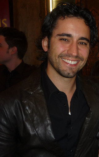 Fortune Salaire Mensuel de John Lloyd Young Combien gagne t il d argent ? 4 000 000,00 euros mensuels