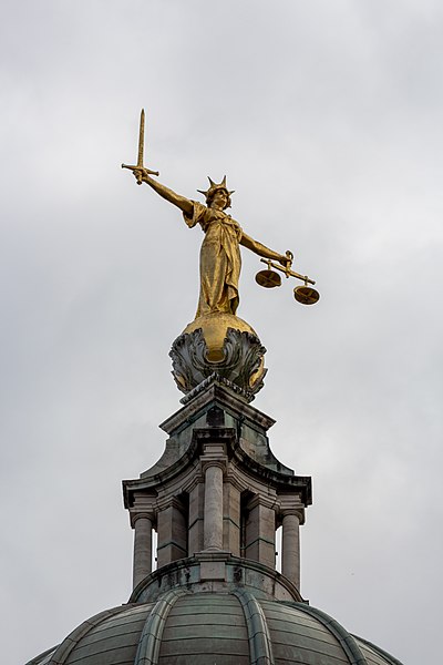 File:Justice statue on Central Criminal Court, London - 2022-09-10.jpg